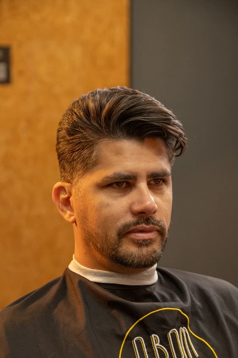 Cliente com corte e barba finalizados na O Bom Kbelo