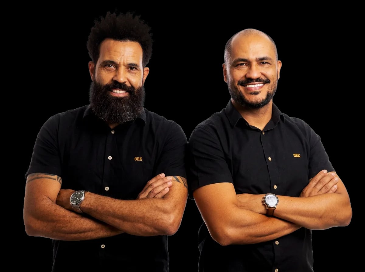 Barbeiros da O Bom Kbelo de braços cruzados na barbearia